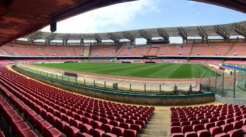 Sân San Paolo của Napoli với không khí cuồng nhiệt từ cổ động viên.