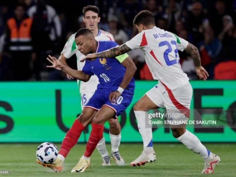 Cầu thủ Ý và Pháp nỗ lực thi đấu trong trận đấu UEFA Nations League căng thẳng